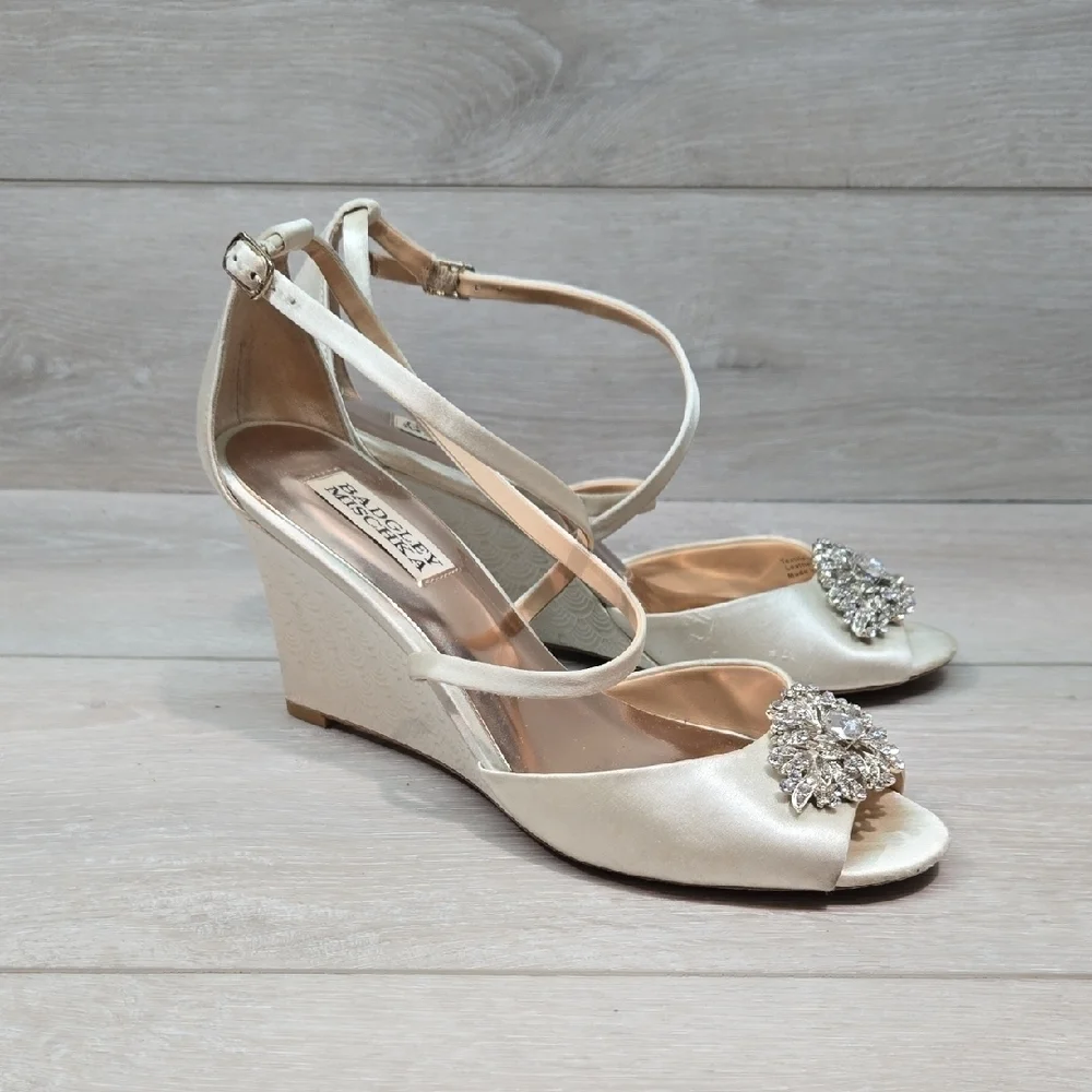 Badgley Mischka Abigail Ivory Satin Cream Wedges with Embellishments Sz 7